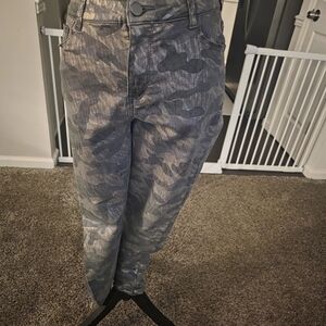 Frank Lyman Design Metallic Gray Camouflage Skinny Pants